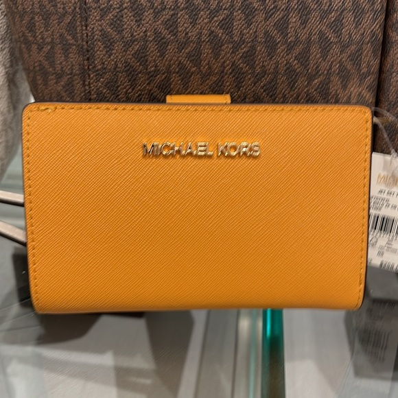 MICHAEL KORS
Medium Crossgrain Leather Wallet
Cider
NWT - Picture 14 of 16